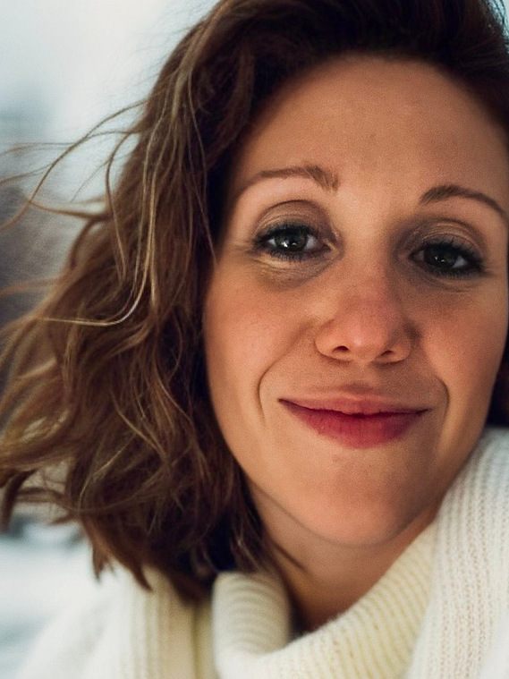 Portrait de Clémence Le Prévost, Gestalt-thérapeute à Genève, souriante et avenante