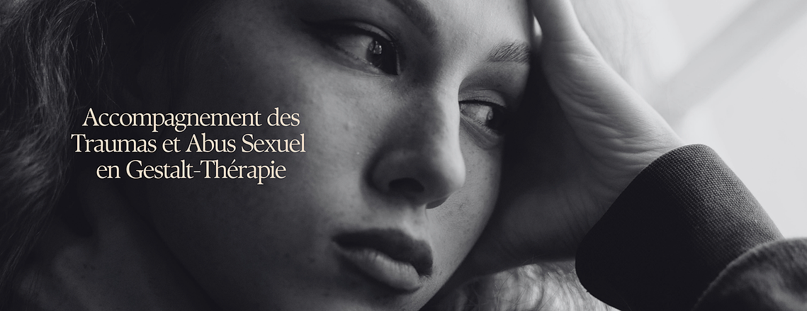 Visage d'une jeune femme qui se tient la tête d'une main, elle semble triste ou préoccupée. Le texte sur la photo indique le sujet d'une formation : Accompagnement des Traumas et Abus en Gestalt-thérapie. 