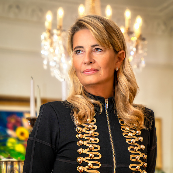 Scotland client posing for indoor headshots with lighting at private home in Edinburgh - Photography by Nate Cleary
