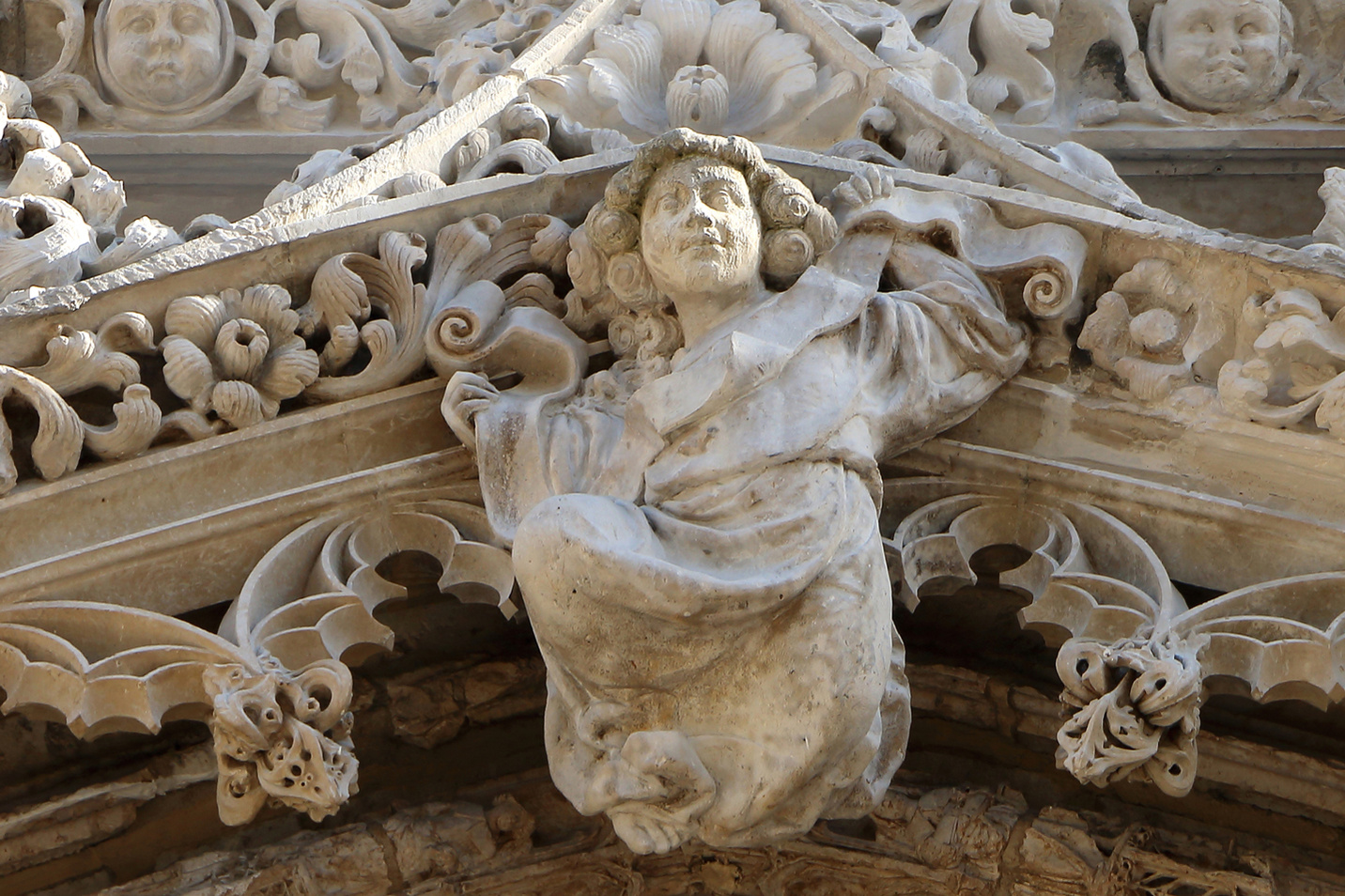 Ange au phylactère de la  façade de la cathédrale Notre-Dame de Rouen -
Sommet de l'archivolte du portail central, façade occidentale de la cathédrale Notre-Dame de Rouen, Seine-Maritime, Normandie, France.