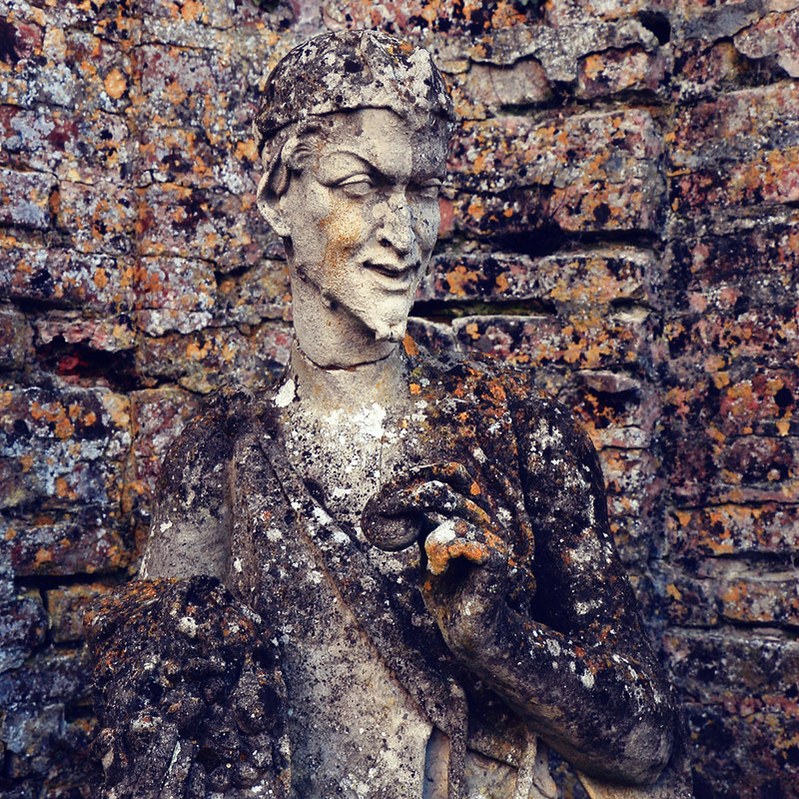 Statue du château de Beaumesnil, Eure, Normandie, France par Catherine Reznitchenko