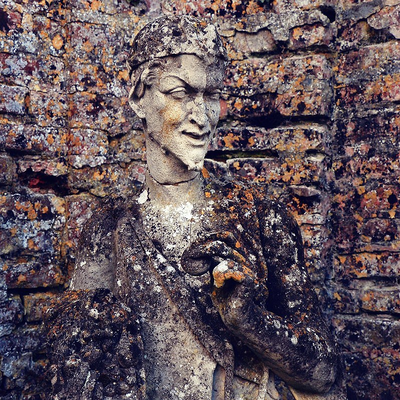 Statue du château de Beaumesnil, Eure, Normandie, France par Catherine Reznitchenko