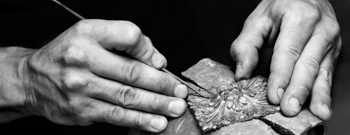 eric thiriet travaille sur une applique
