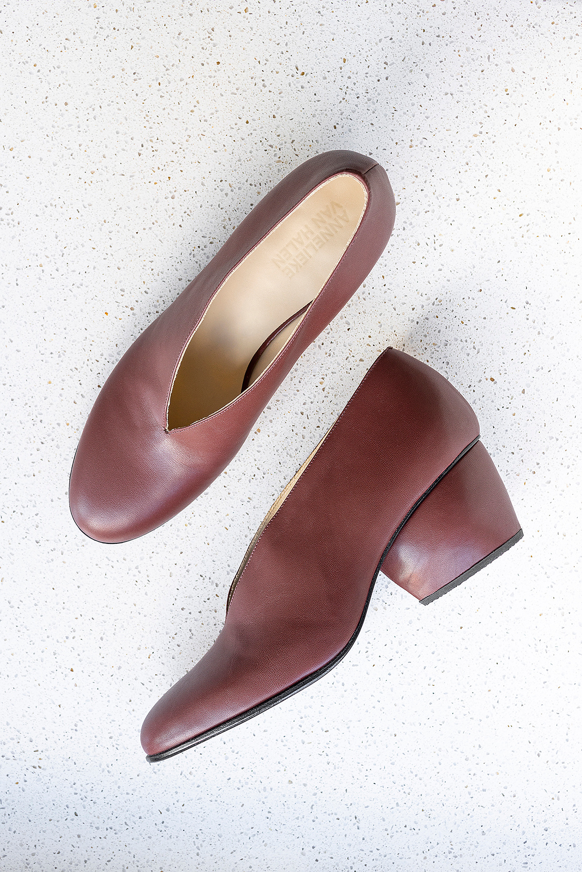 Handmade shoes. Made of Italian leather. Designed and made by Annelieke van Halen. Auburn leather pumps. Made in Delft. Women heels