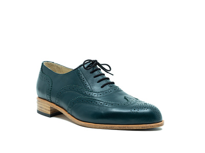 Coloured brogues, bespoke. Colour forest green. Leather soles. Handmade in the Netherlands by Annelieke van Halen. Handcrafted shoes