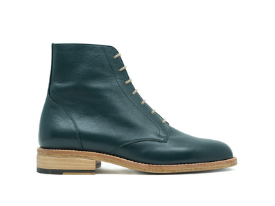Bespoke derby boots. Colour forest green. Handmade in the Netherlands by Annelieke van Halen. Handcrafted shoes