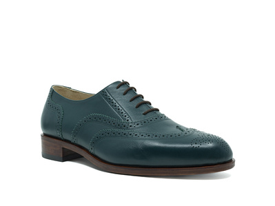 Coloured brogues, bespoke. Colour forest green. Brown leather soles.Handmade in the Netherlands by Annelieke van Halen. Handcrafted shoes
