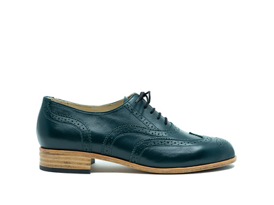 Coloured brogues, bespoke. Colour forest green. Leather soles. Handmade in the Netherlands by Annelieke van Halen. Handcrafted shoes