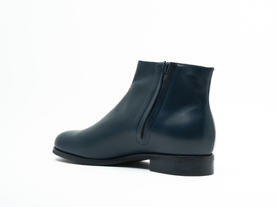 Bespoke zip ankle boot. Colour marine blue. Leather with rubber soles. Handmade in the Netherlands by Annelieke van Halen. Handcrafted shoes