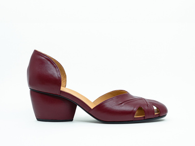 Bespoke d’orsay sandal with signature heels. Lateral side view. The shoe is made of Italian leather. Colour red garnet. Handmade in the Netherlands by Annelieke van Halen