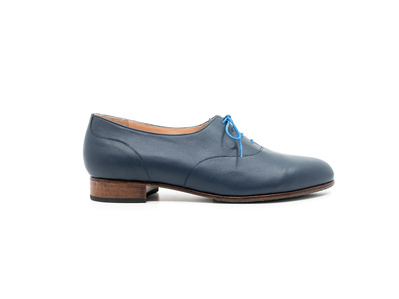Women's Oxford derby. Colour indigo blue. Bespoke footwear. Handmade in the Netherlands by Annelieke van Halen.