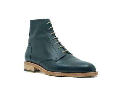 Bespoke derby boots. Colour forest green. Handmade in the Netherlands by Annelieke van Halen. Handcrafted shoes