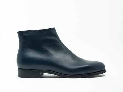 Bespoke zip ankle boot. Colour marine blue. Leather with rubber soles. Handmade in the Netherlands by Annelieke van Halen. Handcrafted shoes