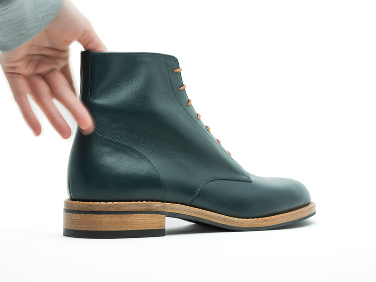 Bespoke derby boots. Colour forest green. Leather and rubber soles. Leather toe puffs and heel stiffeners. Handmade in the Netherlands by Annelieke van Halen. Handcrafted shoes