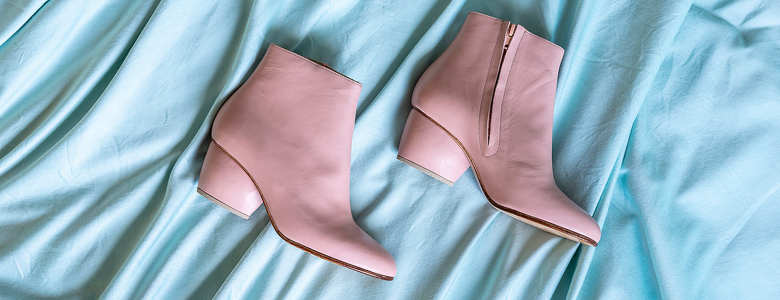 Handmade shoes. Made of Italian leather. Designed and made by Annelieke van Halen. Blush pink leather ankle boots. Women's zipper boots. Women heels