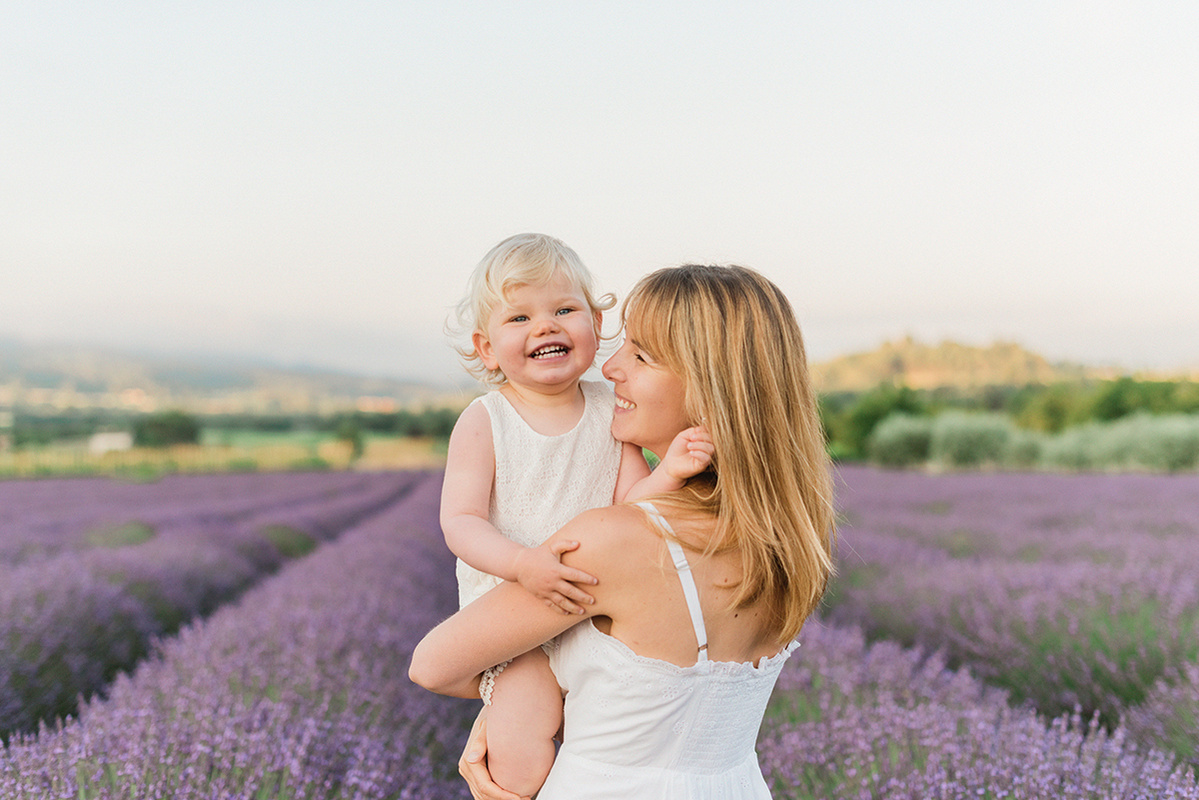 Provence Lavender photoshoot. South of France family photoshoot in the Lavender fields in Luberon. Valensole lavender photoshoot. 