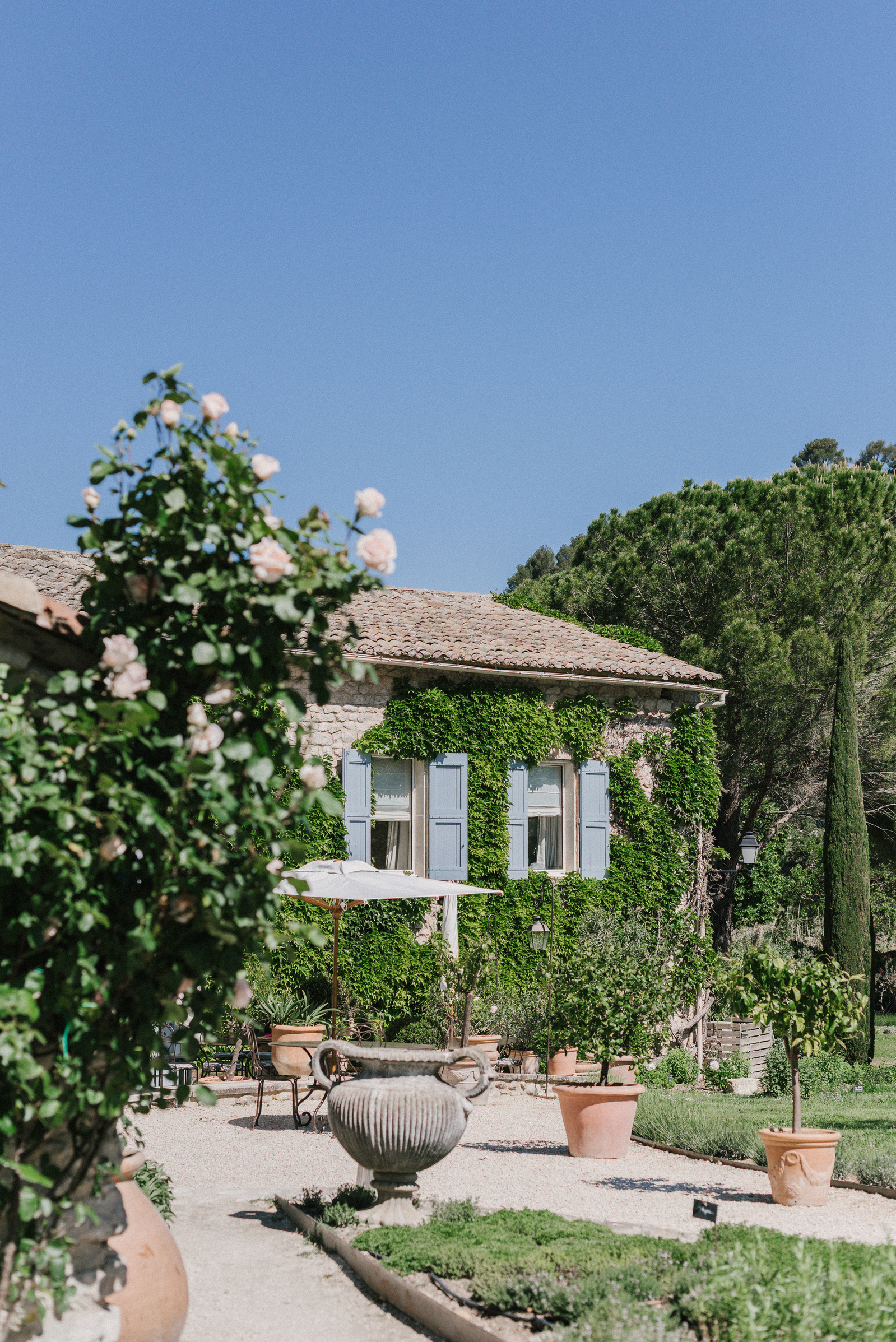 La Bastide de Marie, a luxury hotel nestled between Ménerbes and Bonnieux in the Luberon. Provence photoshoot. Provence wedding photographer. 