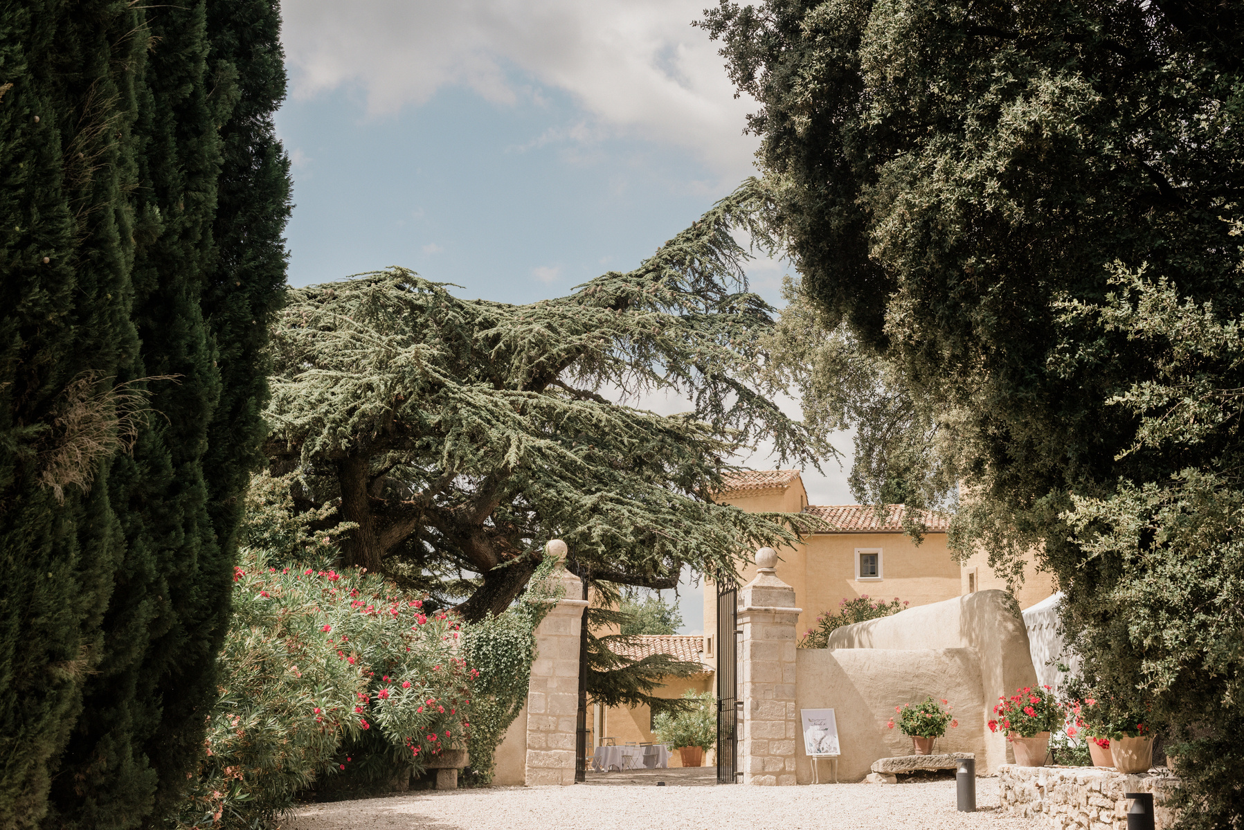 Beautiful wedding venue Chateau du Seuil in Aix en Provence, South of France. Wedding venue in the Provence. English speaking wedding photographer in Aix en Provence, Luberon and the South of France. 
