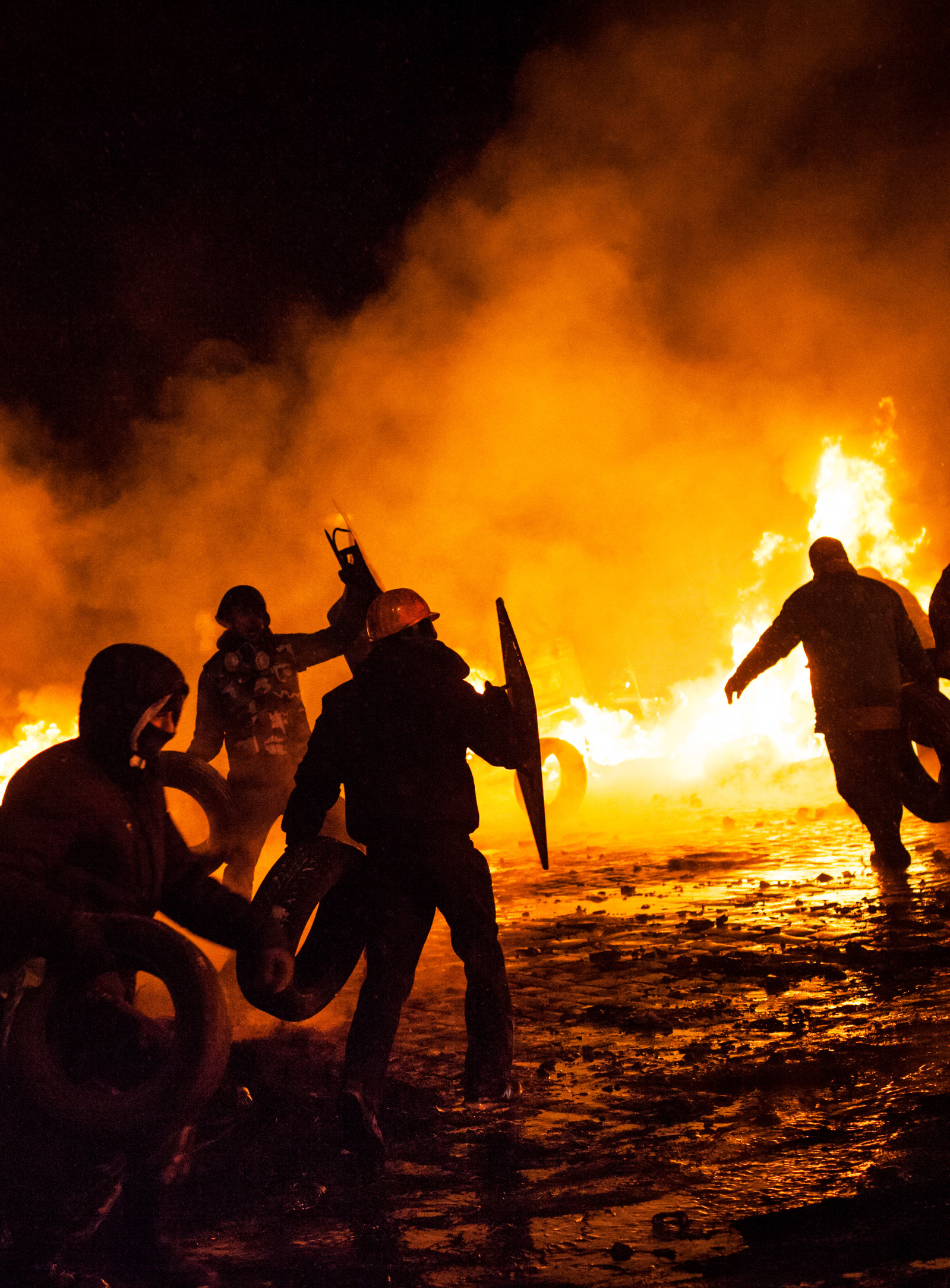 Violent clashes opposed protesters and riot police on Hrushevskoho street with barricades and police trucks set on fire in Kiev, 22 January 2014.