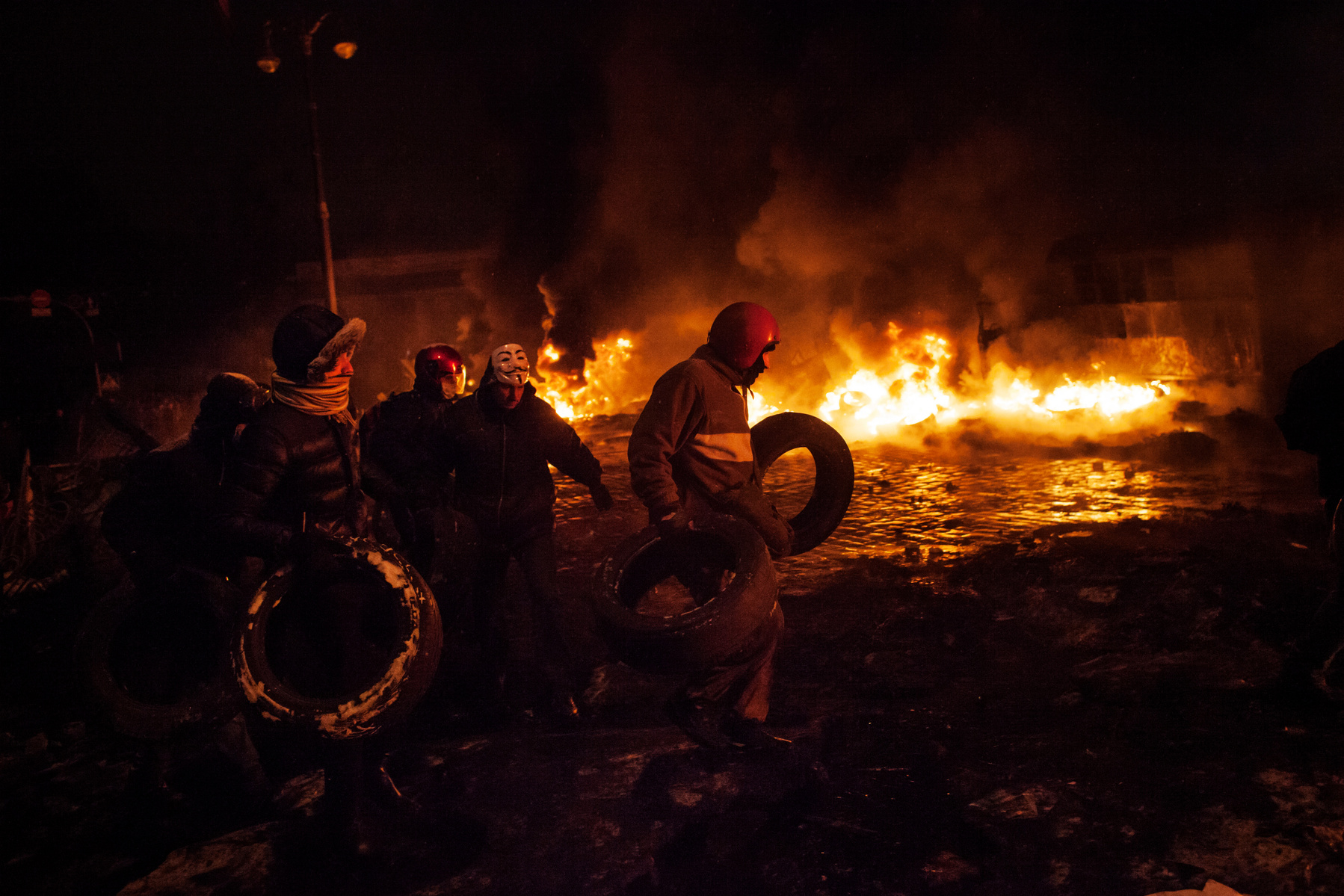 Violent clashes opposed protesters and riot police on Hrushevskoho street with barricades and police trucks set on fire in Kiev, 22 January 2014.