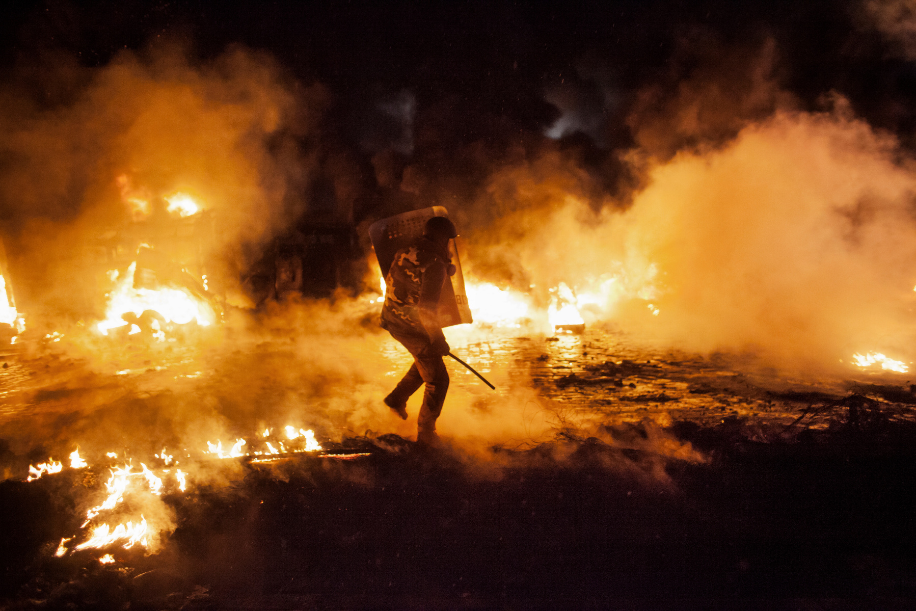 Violent clashes opposed protesters and riot police on Hrushevskoho street with barricades and police trucks set on fire in Kiev, 22 January 2014.
