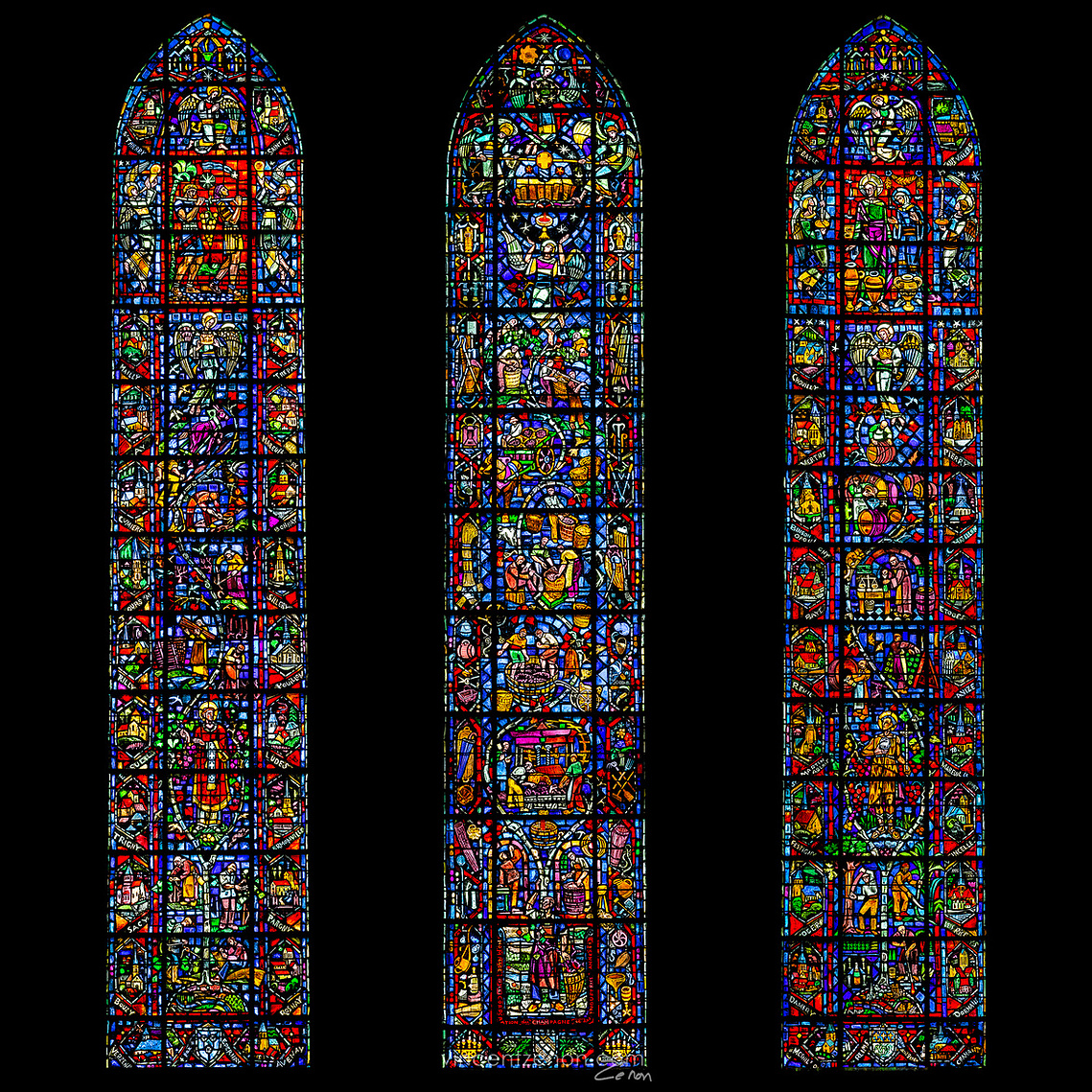 Vitraux du champagne de Notre-Dame de Reims. Offert par la corporation en 1954 et réalisé par l'atelier Jacques Simon. Vue d'ensemble des trois lancettes ogivales sur fond noir d'encre.