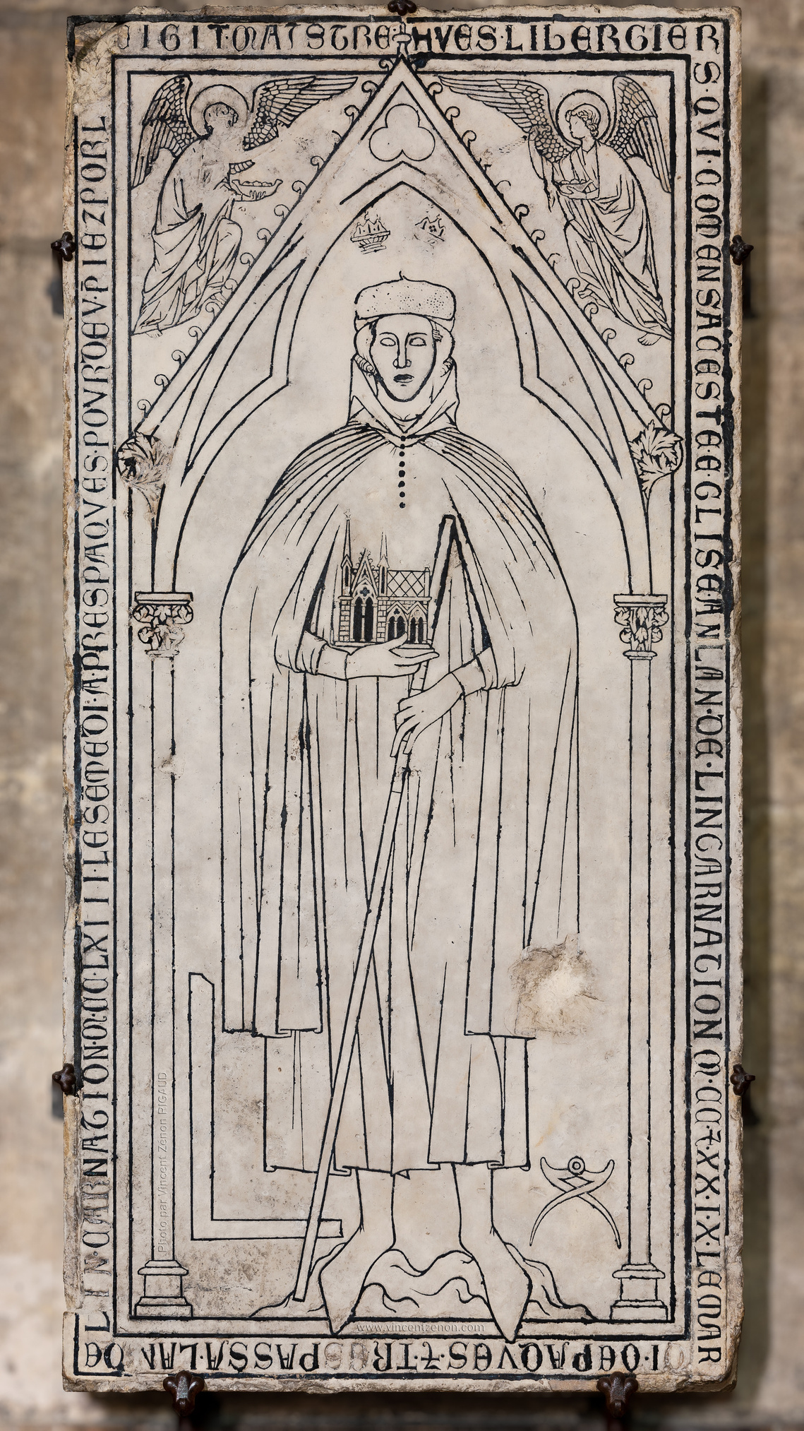 plate tombe de Hugues Libergier, mise en avant et droite dans le respect des proportions. Compas, équerre et règle graduée. Maitre bâtisseur en habit médiéval, tenant maquette d'église.