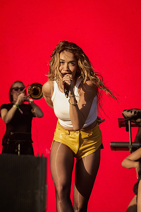 Rita Ora performance 