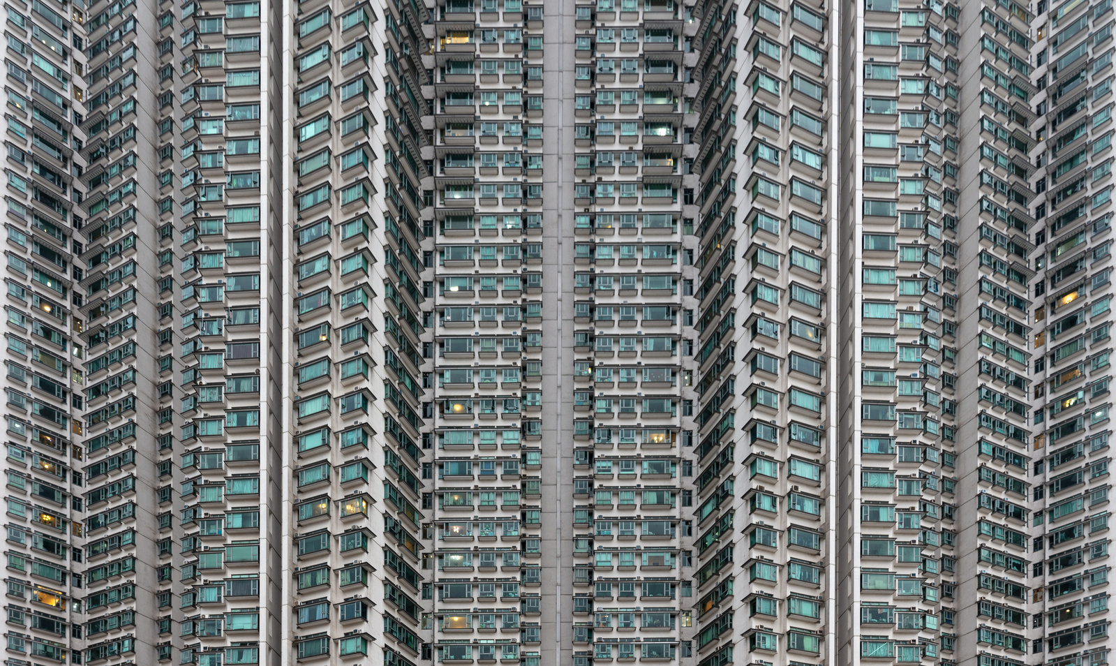 Stort lägenhetskomplex fotograferat i Hong Kong / Large apartment complex photographed in Hong Kong