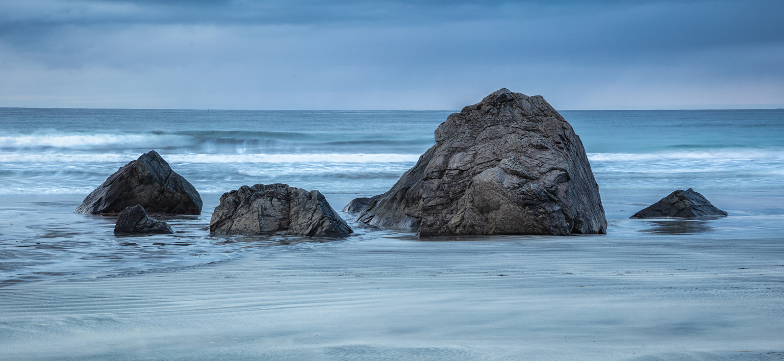 Stenar i havet fotat med lång exponering. Foto från Lofoten / Rocks in the sea photographed with long exposure. Photo from Lofoten.