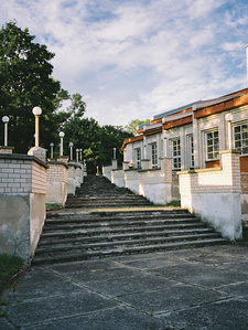 Stairs in a small town of Estonia at sunset.
Escaliers dans une petite ville d'Estonie au soleil couchant.