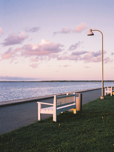 Empty bench on the docks of Haapsalu at sunset.
Banc vide sur les quais de Haapsalu au coucher du soleil.
