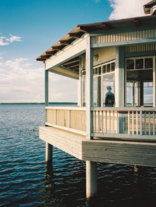 Silhouette of a man in a pavilion on the pier of Haapsalu over the Baltic Sea.
Silhouette d'un homme dans un pavillon sur la jetée de Haapsalu sur la mer Baltique.