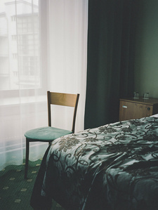 A subdued atmosphere in a green hotel room in Tallinn.
Ambiance tamisée dans une chambre d'hôtel verte à Tallinn.