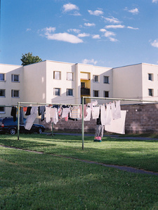A silhouette hangs linen out in the residential area of Haapsalu in Estonia.
Une silhouette étend du linge dans quartier résidentiel de Haapsalu en Estonie.