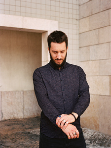 Portrait of a man with eyes closed with a violet shirt.
Portrait d'un homme aux yeux fermés à la chemise violette.