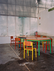 colorful schoolchildren tables in the Lisbon Botanical Garden.
Tables d'écoliers colorées dans le Jardin Botanique de Lisbonne.