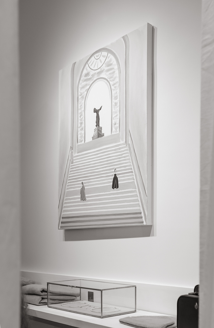 Migel Girauld was inspired by the monumental Victoire de Samothrace rendered in Yves Klein blue