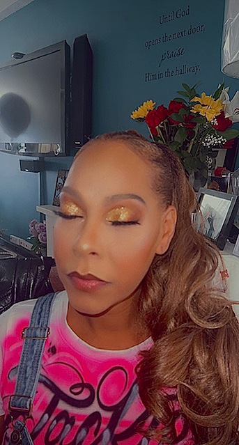 Mature makeup. Elderly makeup. Mature skin. Glam look, full face makeup. Full beat. golden eyeshadow, natural makeup. Clear skin.