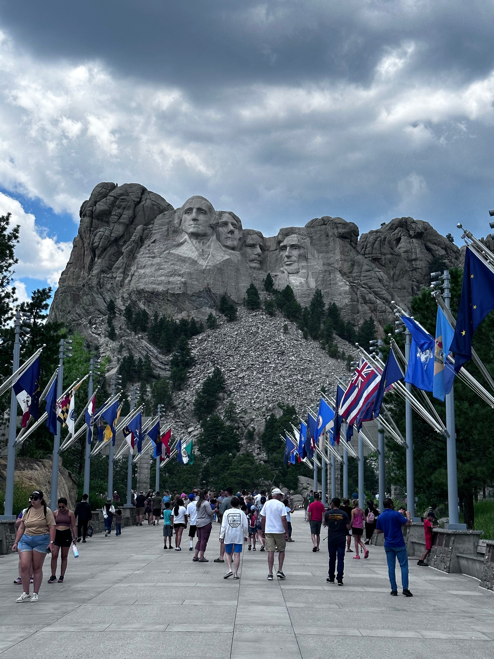 Mount Rushmore avenue of the flags