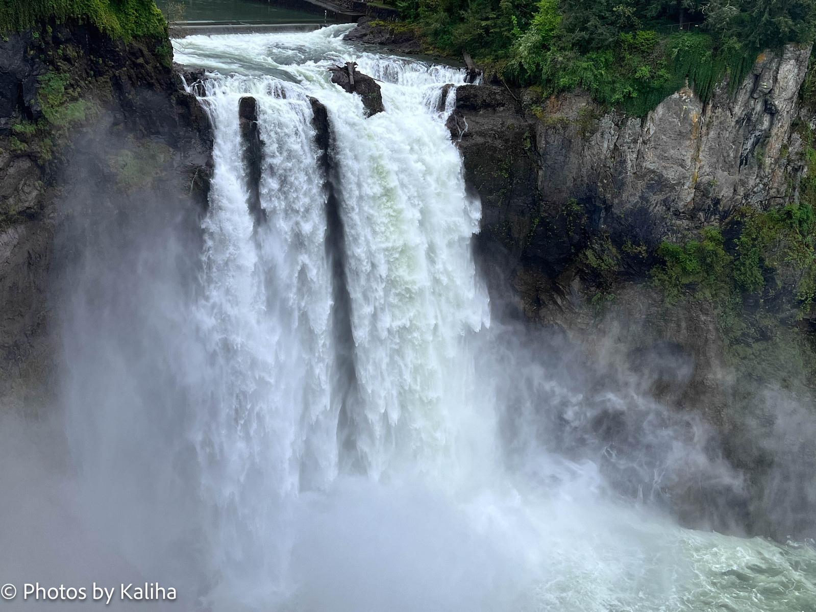 Explore the awe-inspiring beauty of Snoqualmie Falls through this captivating photo. Witness the majestic cascade of nature's power in Washington's scenic wonderland. #SnoqualmieFalls #NaturePhotography