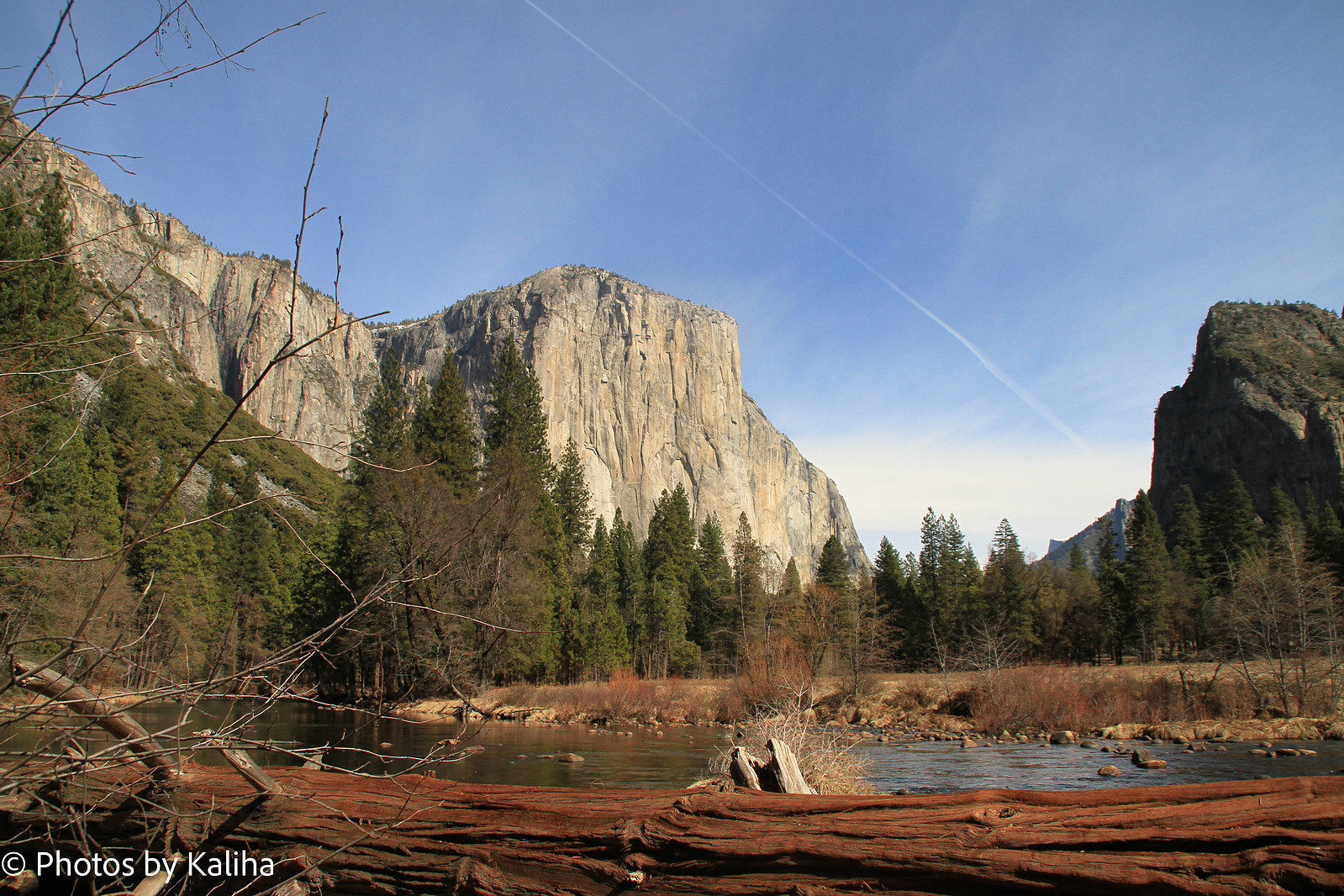 Explore the awe-inspiring beauty of Yosemite Valley through this captivating photo. Witness the iconic landscape that epitomizes the grandeur of Yosemite National Park. #YosemiteValley #NaturePhotography