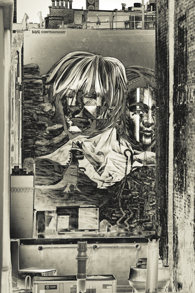 Mural of Andy Warhol & Frida Khalo in Manhattan in monochrome tones