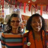 What you can make in Shirret and crochet together with best friends: use my special crochet needle, shirret cord, to make luxury rugs with fabric scraps, new in crochet.