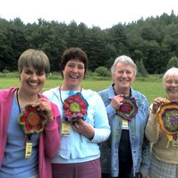 What you can make in Shirret and crochet together with best friends: use my special crochet needle, shirret cord, to make luxury rugs with fabric scraps, new in crochet.