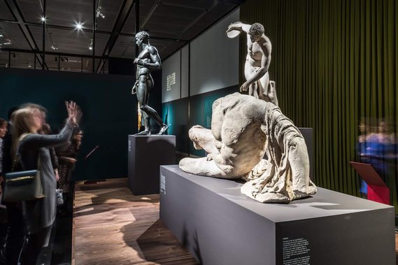 Event photographer for museums and art galleries in London.