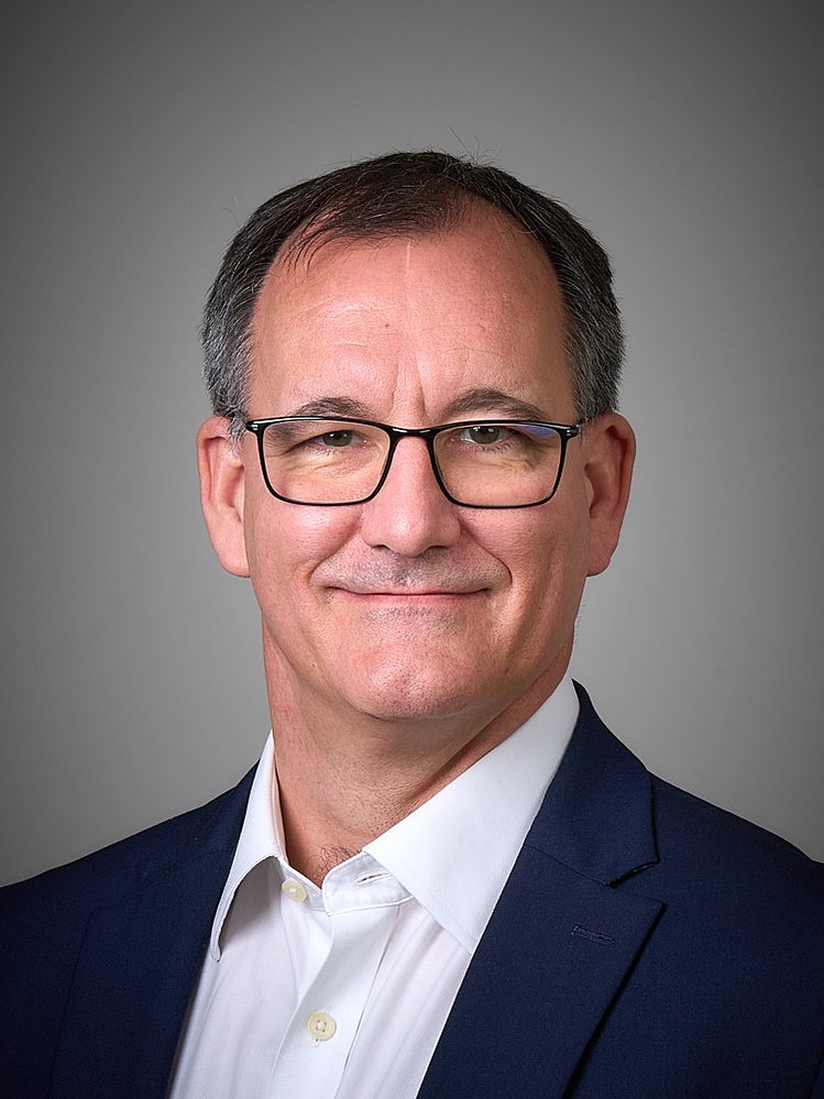 London headshot photography wearing glasses. Tips in how to have your photo taken for work.