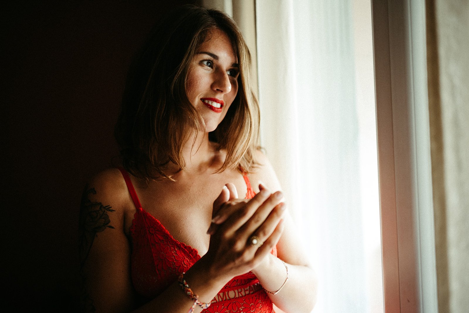 femme avec du rouge à lèvres à la fenêtre
