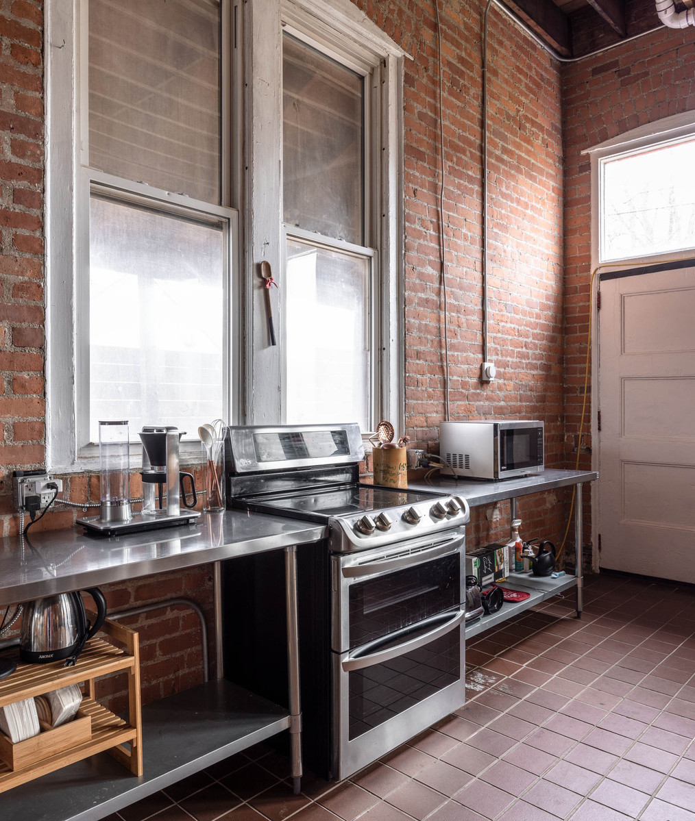 Detroit photo studio for daily rental. Kitchen available in lounge. Functioning stove and microwave and toaster.
