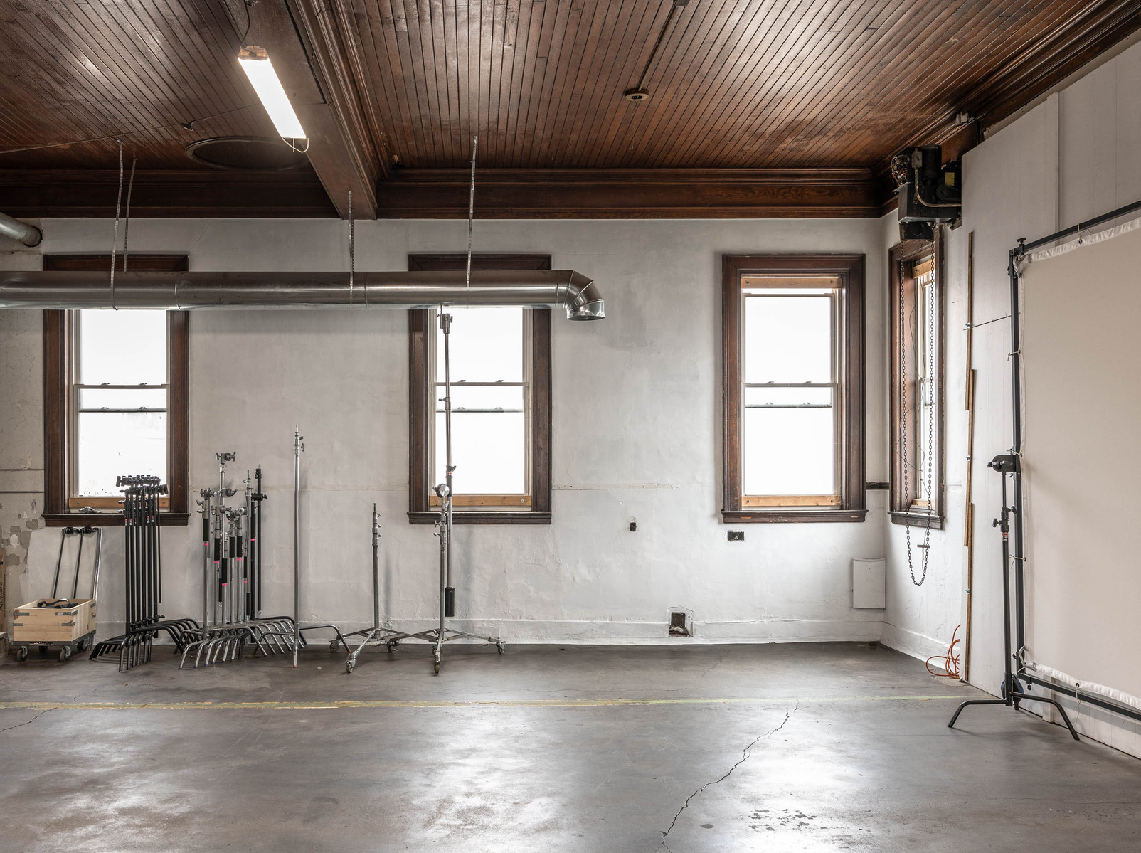 Overview of photo studio space available for daily rental with gear, lighting, grip, tethering station.